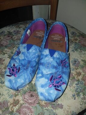 Toms Blue Tie-Dye Slip-On Flats with Pink Embroidered Flowers